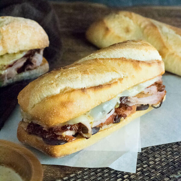 Bocata de lomo con queso, lechuga y tomate