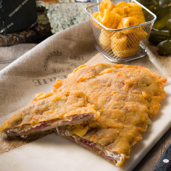 Cachopo asturiano de ternera relleno de jamón y queso Cabrales con pimientos del piquillo