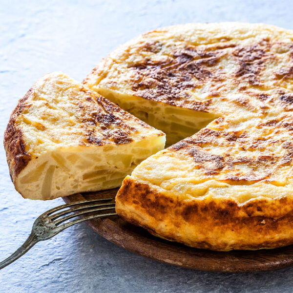 Tortilla de patatas con beicon y queso