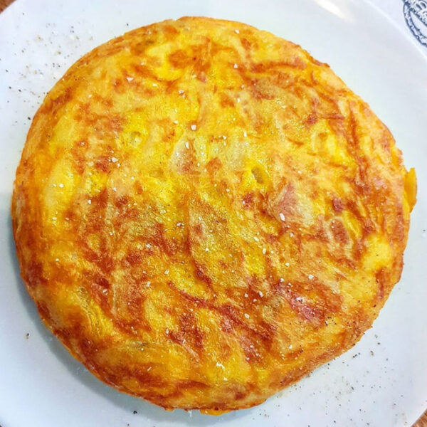 Tortilla de patatas con picadillo asturiano