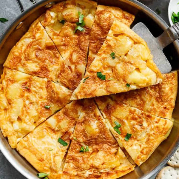 Tortilla de patatas con queso de cabra y cebolla caramelizada