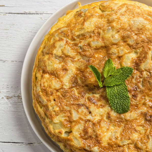 Tortilla de patatas con rabas y alioli