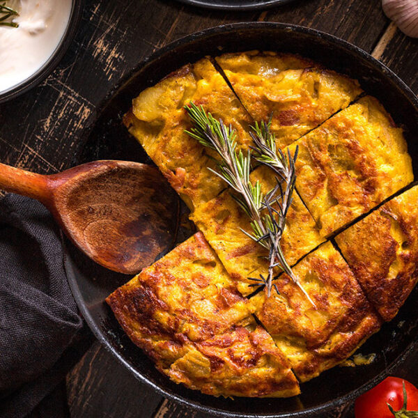 Tortilla de patatas con gulas y langostinos